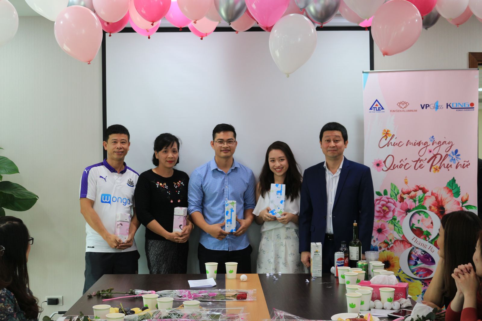 Ông Dương Duy Ngọc - Chủ tịch kiêm TGĐ Công ty trao thưởng cho các thành viên tham gia gameshow