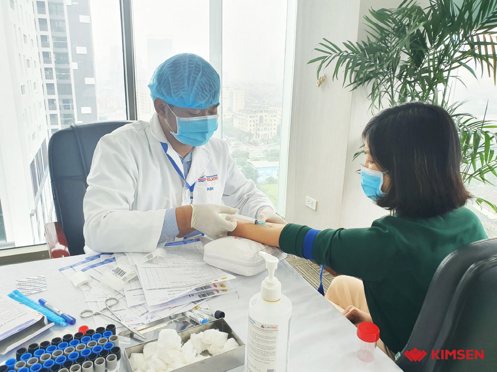 Hình ảnh cán bộ công nhân viên khám sức khỏe định kỳ
