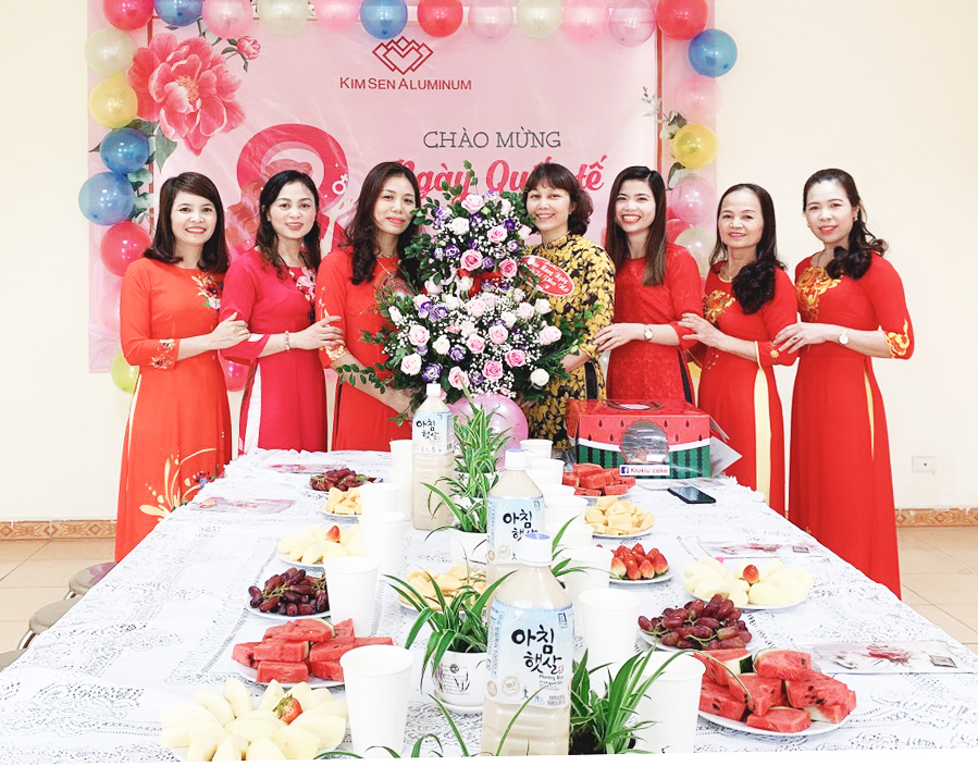 Buổi lễ tại nhà máy Tiên Sơn tràn ngập sắc đỏ từ những bộ áo dài duyên dáng của các CBCNV nữ.