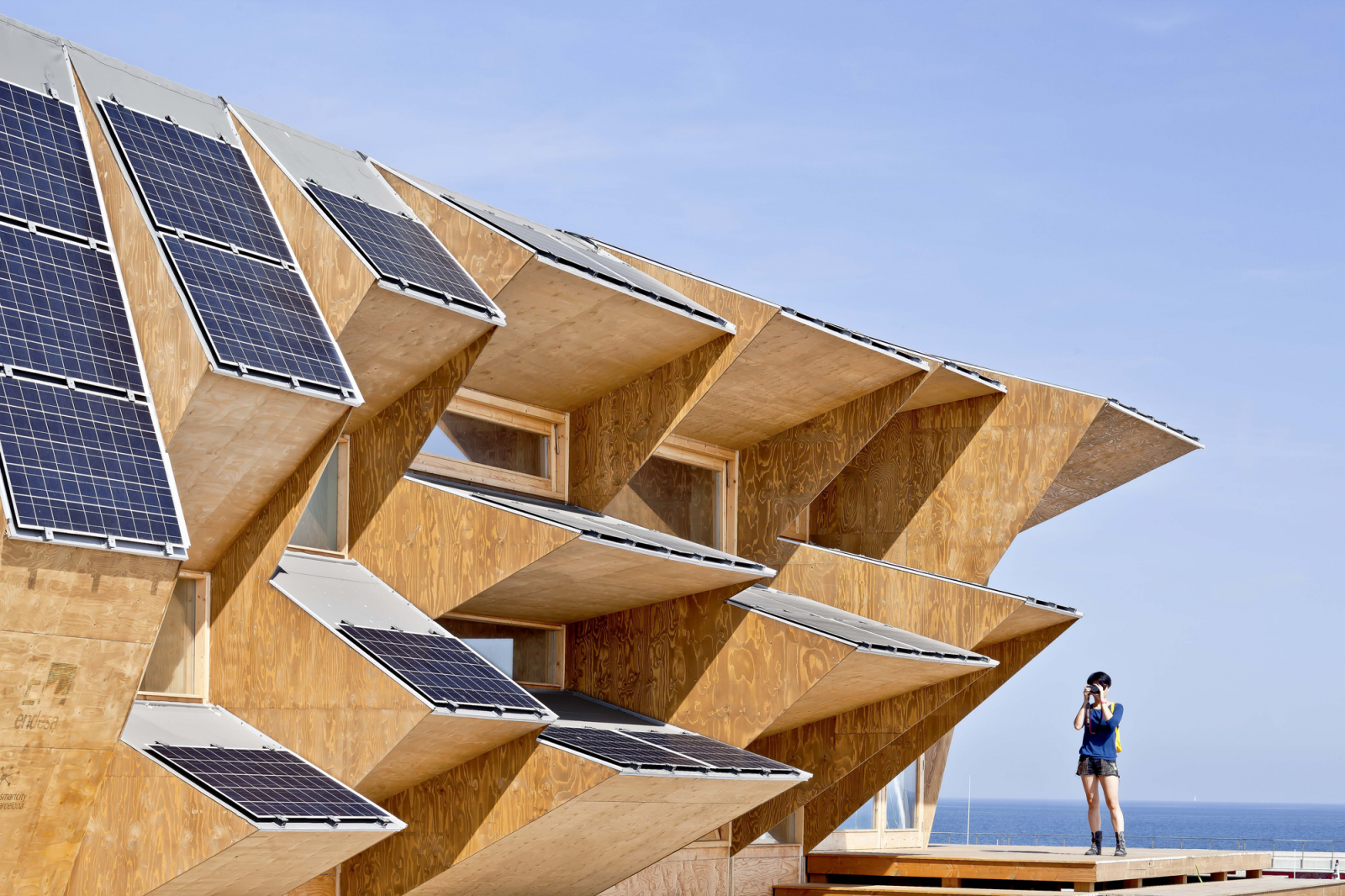 công trình kiến trúc lắp đặt pin mặt trời