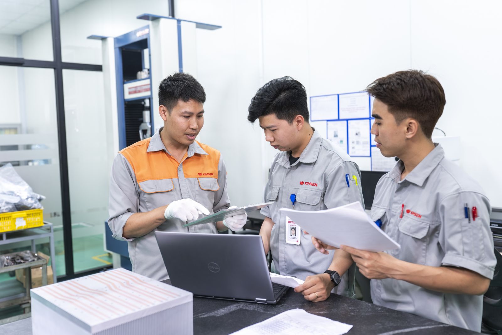 Hình ảnh cán bộ công nhân viên KIMSEN đang làm việc